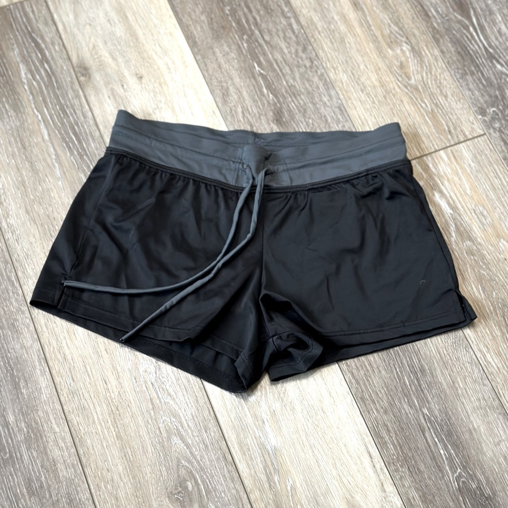 🛍️ Title nine black and gray waist shorts with under shorts excellent.